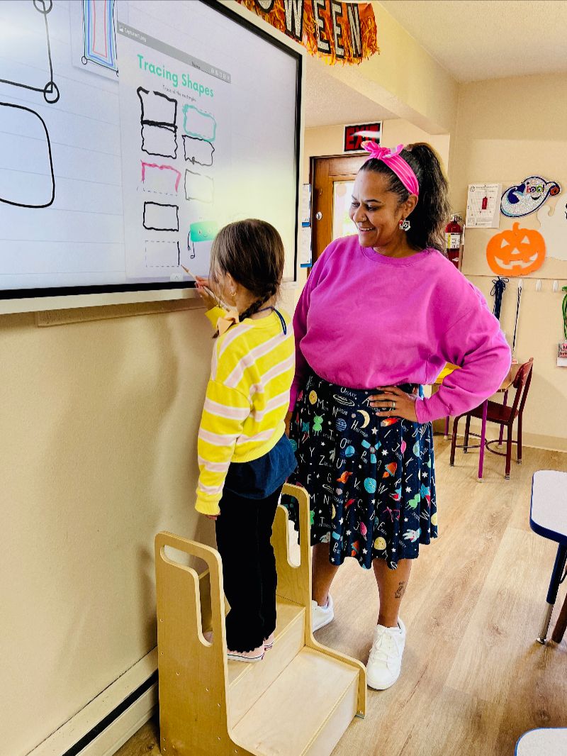 Teacher guiding a student during a shape-tracing lesson at Lil’ Patriots Academy in Puyallup, an advanced preschool and Kinder Prep program with Spanish and ASL learning.