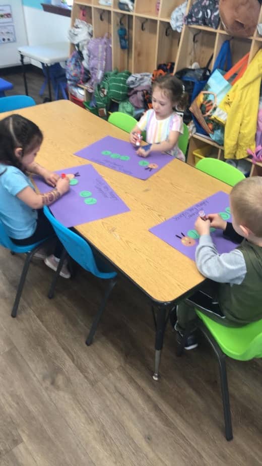 Children creating art projects at Lil’ Patriots Academy preschool Puyallup, fostering creativity and early childhood education skills.
